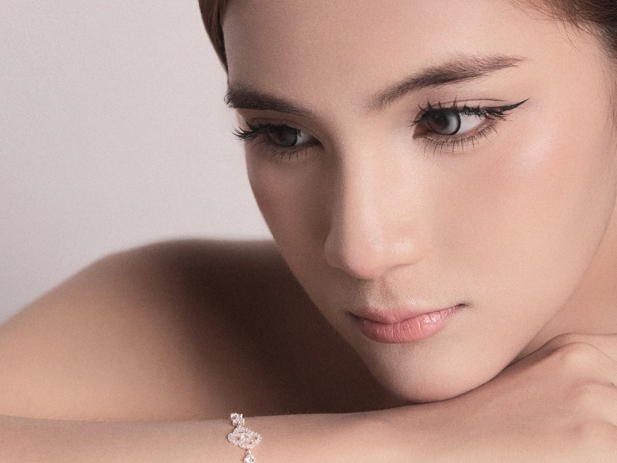 Ba kiểu con gái đọc món quà — chân dung cô gái đeo lắc tay bạc Asimi