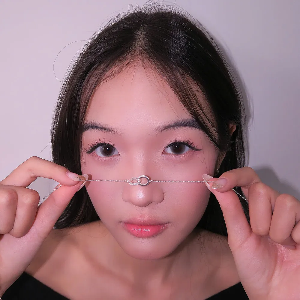 Bạn gái đeo bông tai bạc Asimi nhẹ nhàng nữ tính