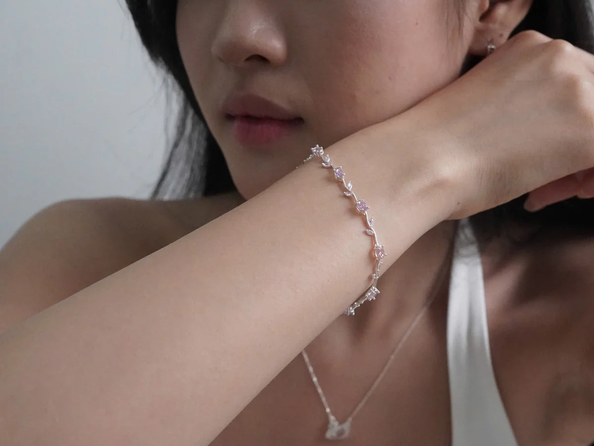 Lắc tay và dây chuyền bạc đeo cùng nhau như một bộ sưu tập theo năm tháng