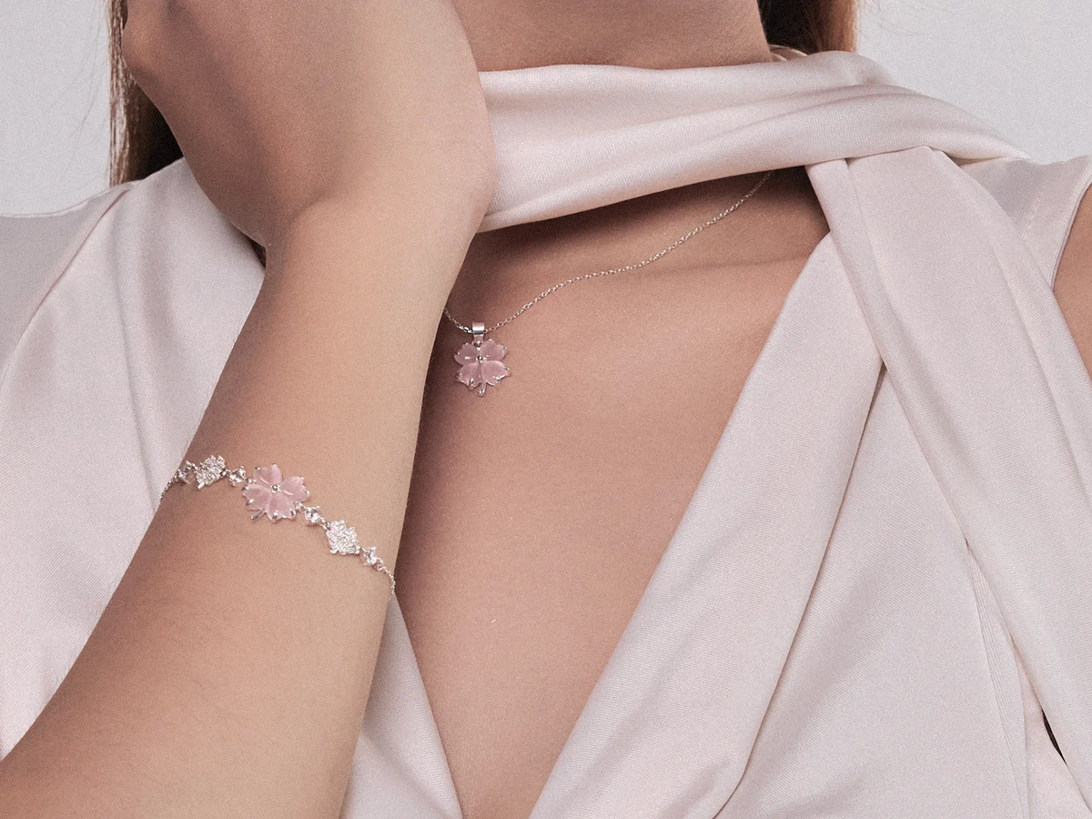 Lắc tay và dây chuyền bạc Asimi cùng một mô-típ hoa hồng phấn, minh hoạ nguyên tắc một điểm nhấn