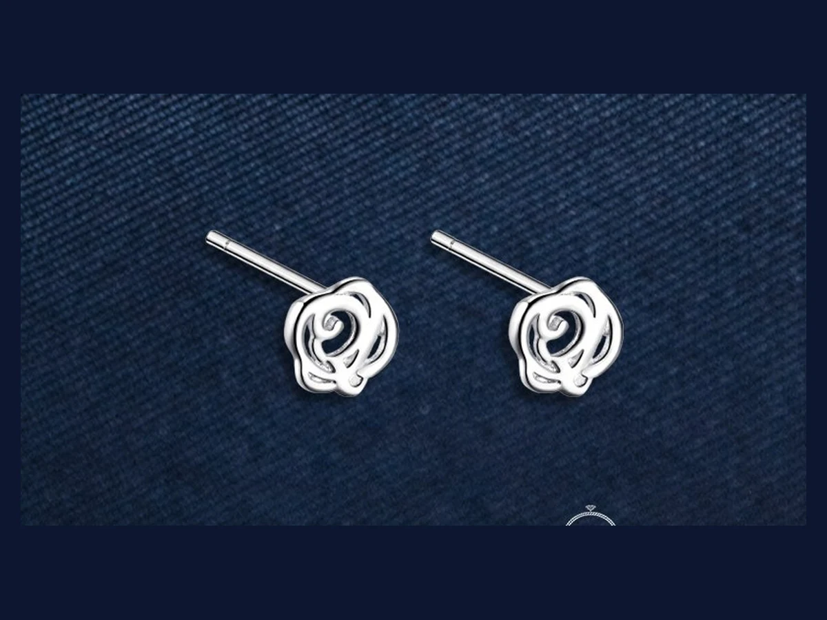 Bông tai bạc hình hoa hồng viền nét mảnh Little Rosette của Asimi trên nền vải xanh navy