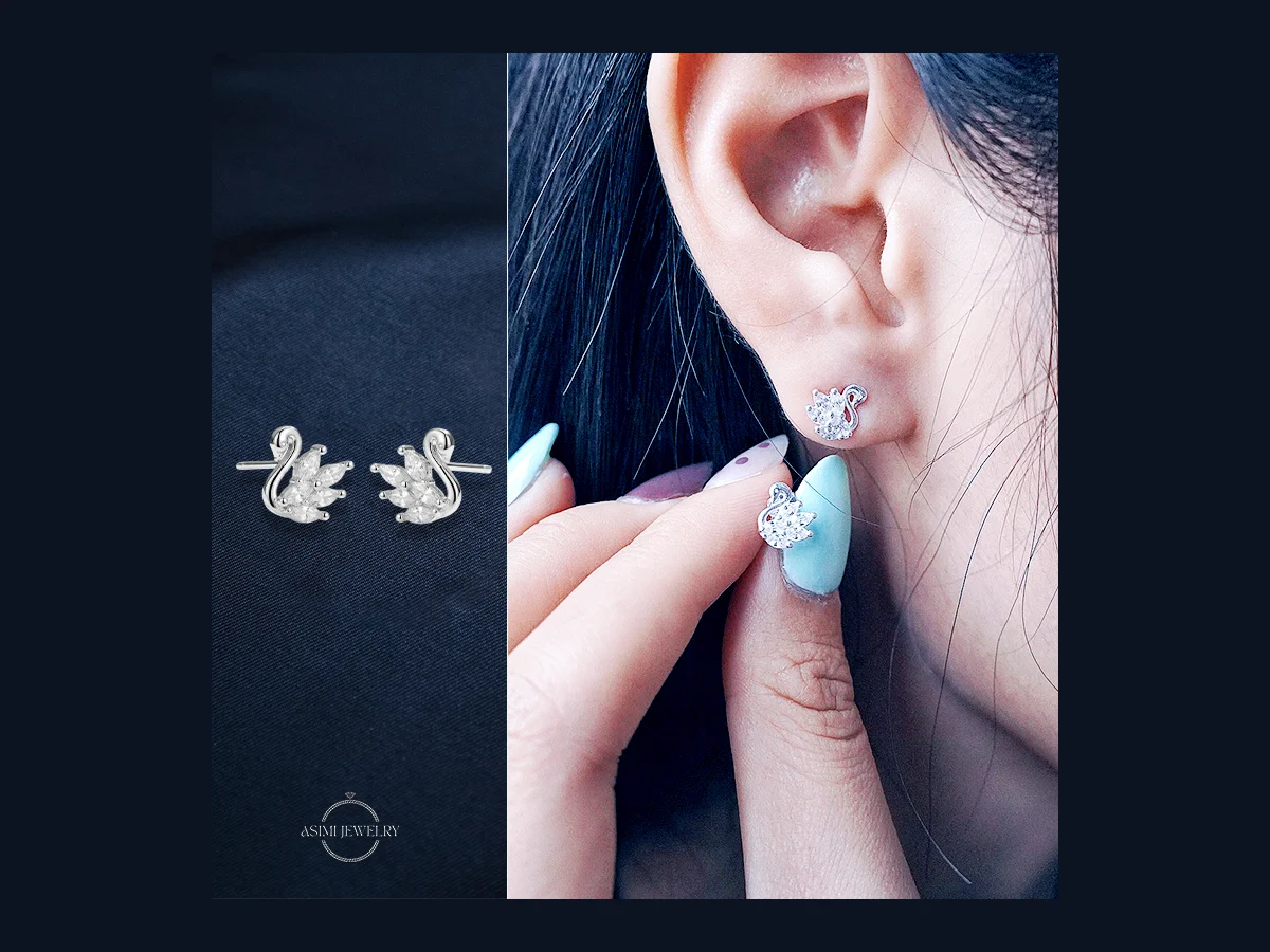 Cặp bông tai bạc thiên nga KT36 và cảnh đeo lên vành tai — mẫu có chứng thư giám định DOJILAB ở đầu bài