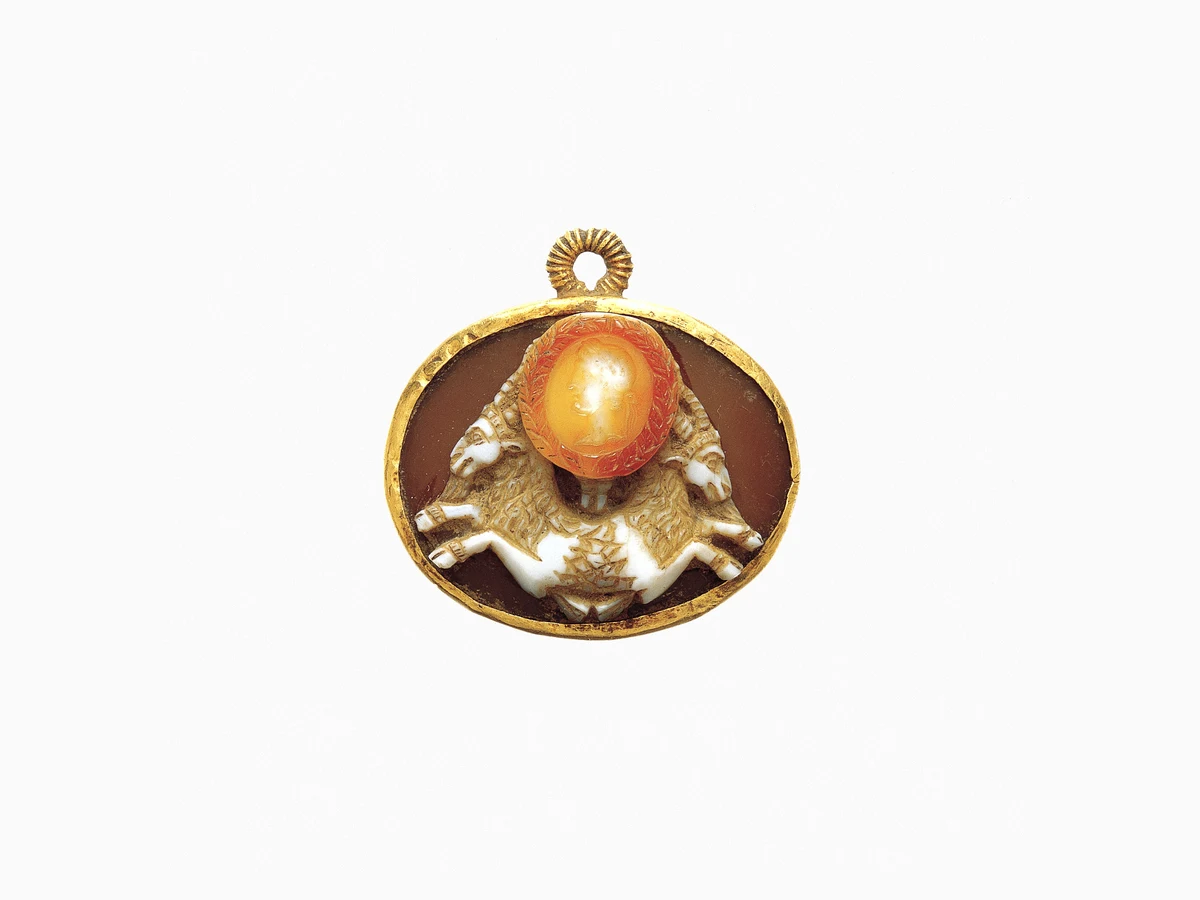 Cameo đá sardonyx khắc hình đôi Ma Kết — hiện vật La Mã thời Augustus, minh hoạ nguồn gốc 12 cung hoàng đạo