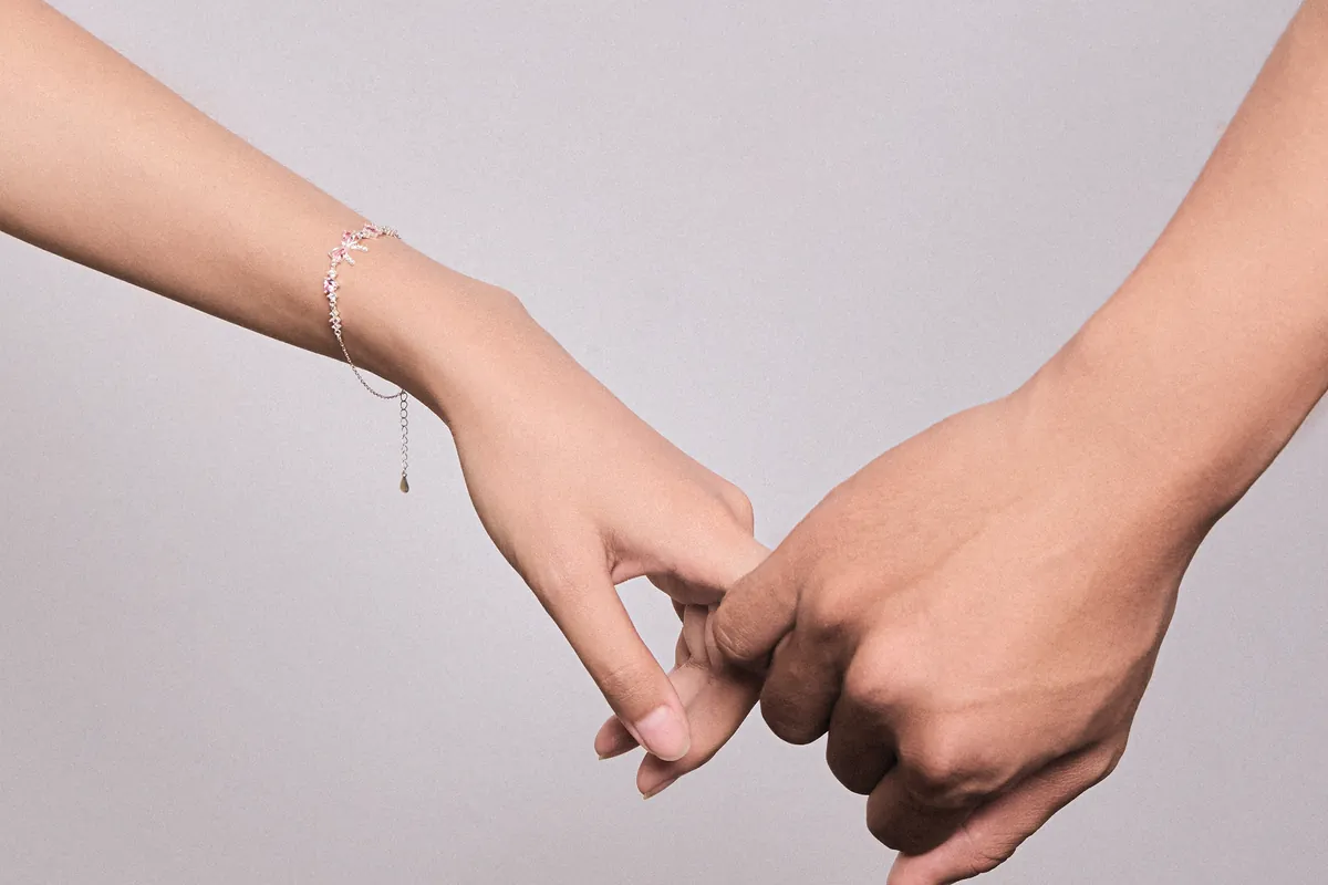 Cặp đôi nắm tay — món quà trang sức cho người yêu