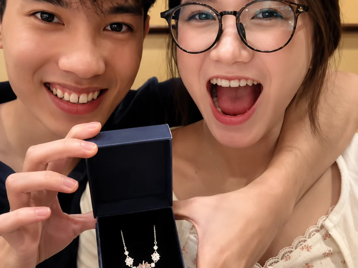 Cặp đôi vui vẻ mở hộp quà dây chuyền bạc Asimi — khoảnh khắc tặng trang sức cho người yêu