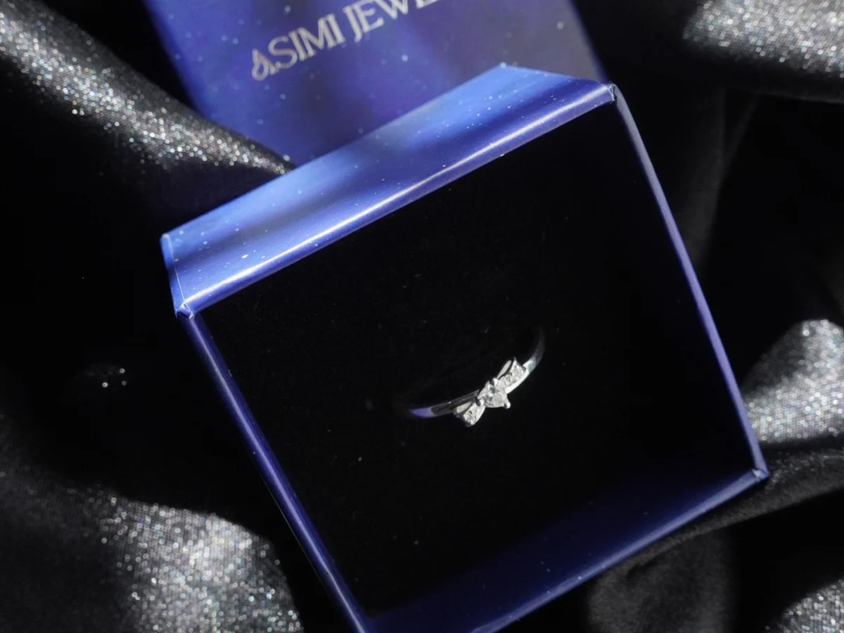 Nhẫn bạc nằm trong hộp Asimi — cất lại vào hộp sau mỗi lần đeo là cách rẻ nhất để bạc lâu bị đen