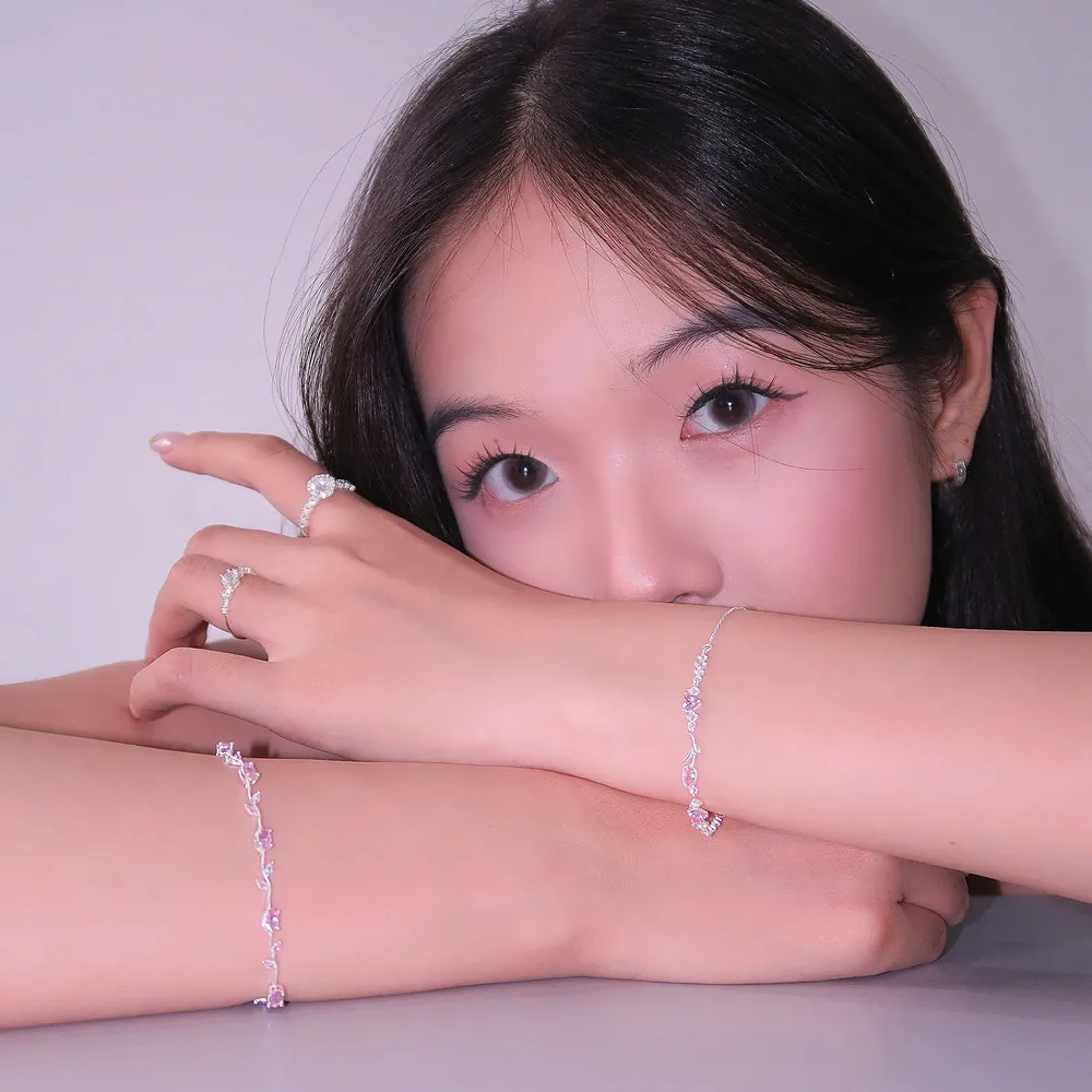 Cô gái đeo trang sức bạc S925 Asimi
