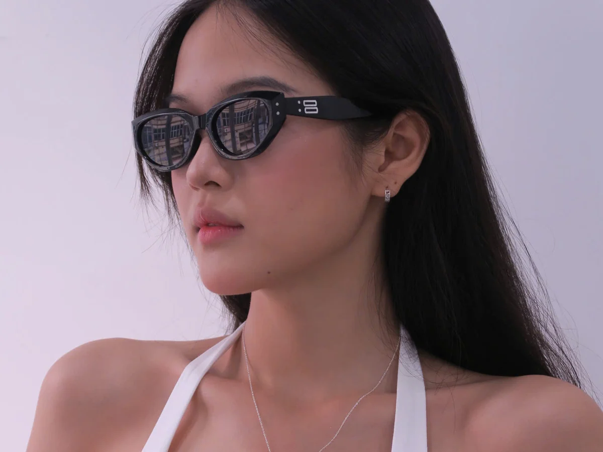 Cô gái trẻ đeo dây chuyền bạc mặt nhỏ Asimi, phong cách cá tính đời thường