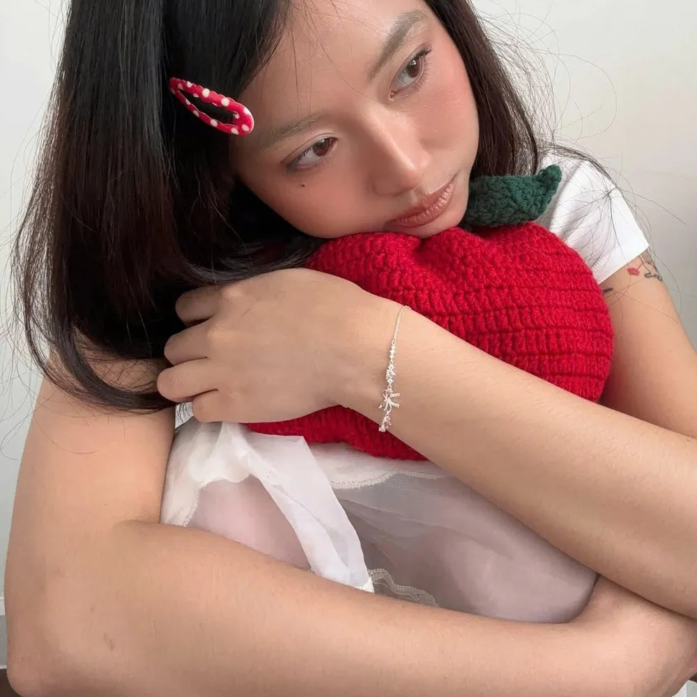 Bạn gái đeo lắc tay bạc Asimi làm quà tặng