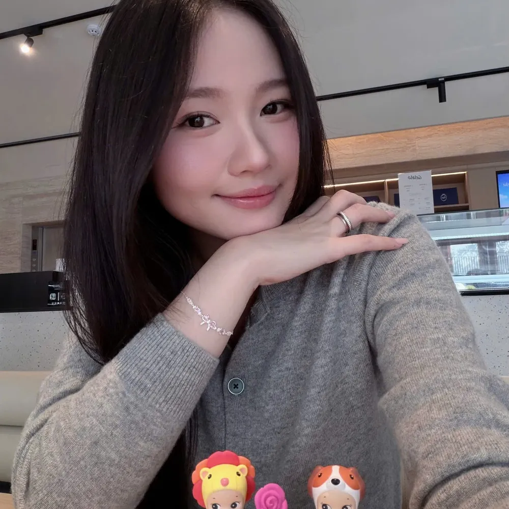 Cô gái vui vẻ nhận quà trang sức Asimi