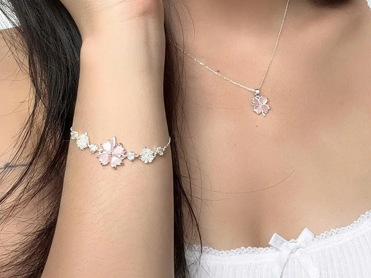 Dây chuyền bạc Asimi có mặt buông xuống dưới xương đòn, đeo cùng lắc tay — đây là kiểu độ dài dễ vướng nhất trong đám đông