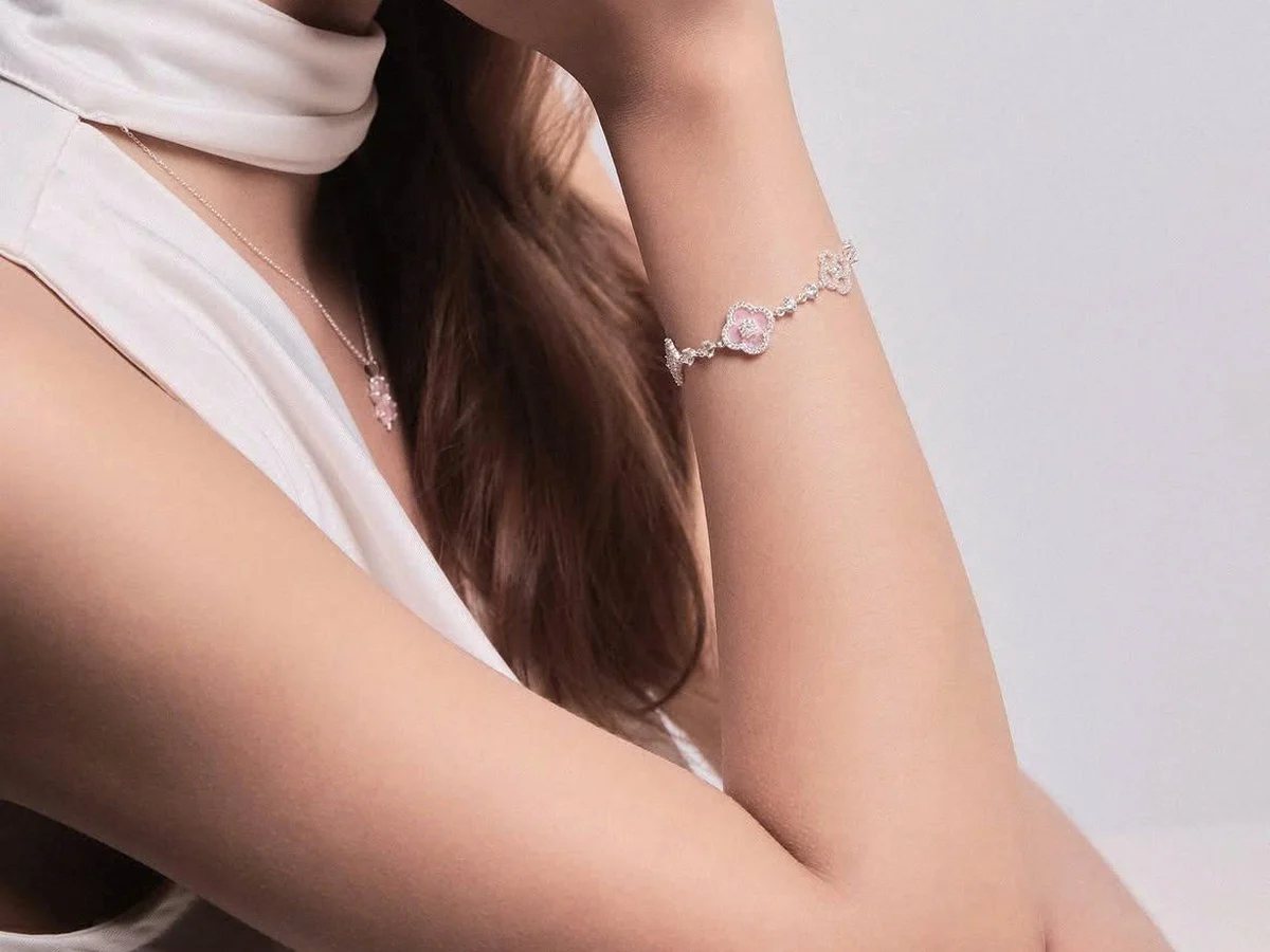 Lắc tay bạc Asimi ôm sát cổ tay khi tay đưa lên — kiểu lắc nằm gọn, không lủng lẳng theo động tác