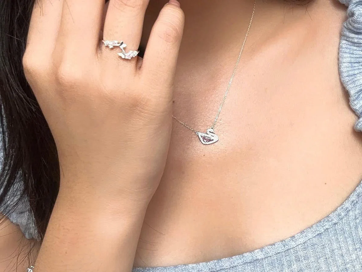 Nhẫn bạc Asimi bản mảnh và dây chuyền bạc mặt nhỏ đeo cùng nhau — bộ đôi gọn, ít chi tiết nhô ra