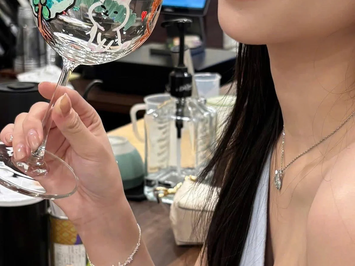 Dây chuyền bạc Asimi mặt nhỏ đeo hằng ngày — mô-típ nhỏ vẫn nhận ra được ở cỡ vài milimet