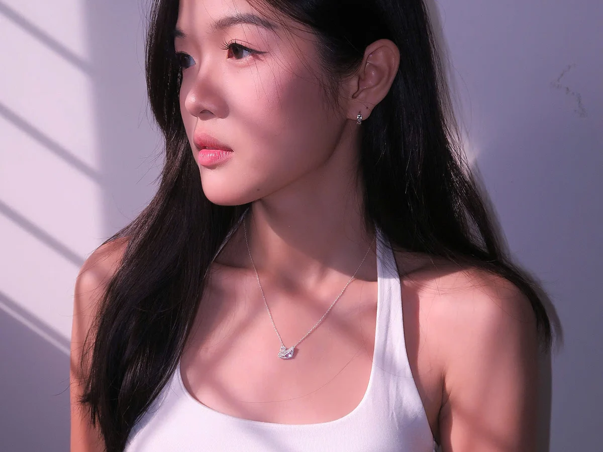 Nàng đeo dây chuyền bạc mặt nhỏ Asimi với áo hai dây trắng, phong cách tối giản đời thường