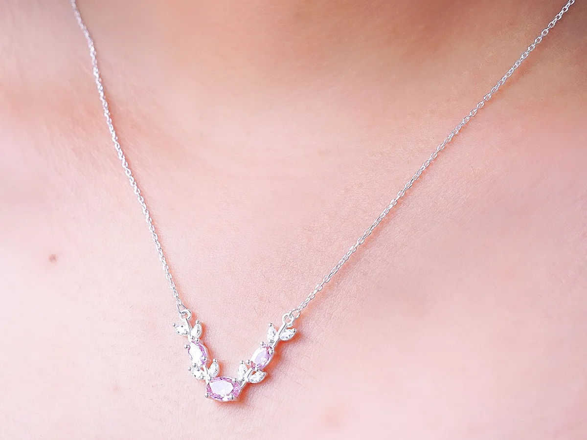 Dây chuyền bạc Asimi mặt hoa hồng trên cổ cô gái — trang sức tặng người yêu tôn khuôn mặt