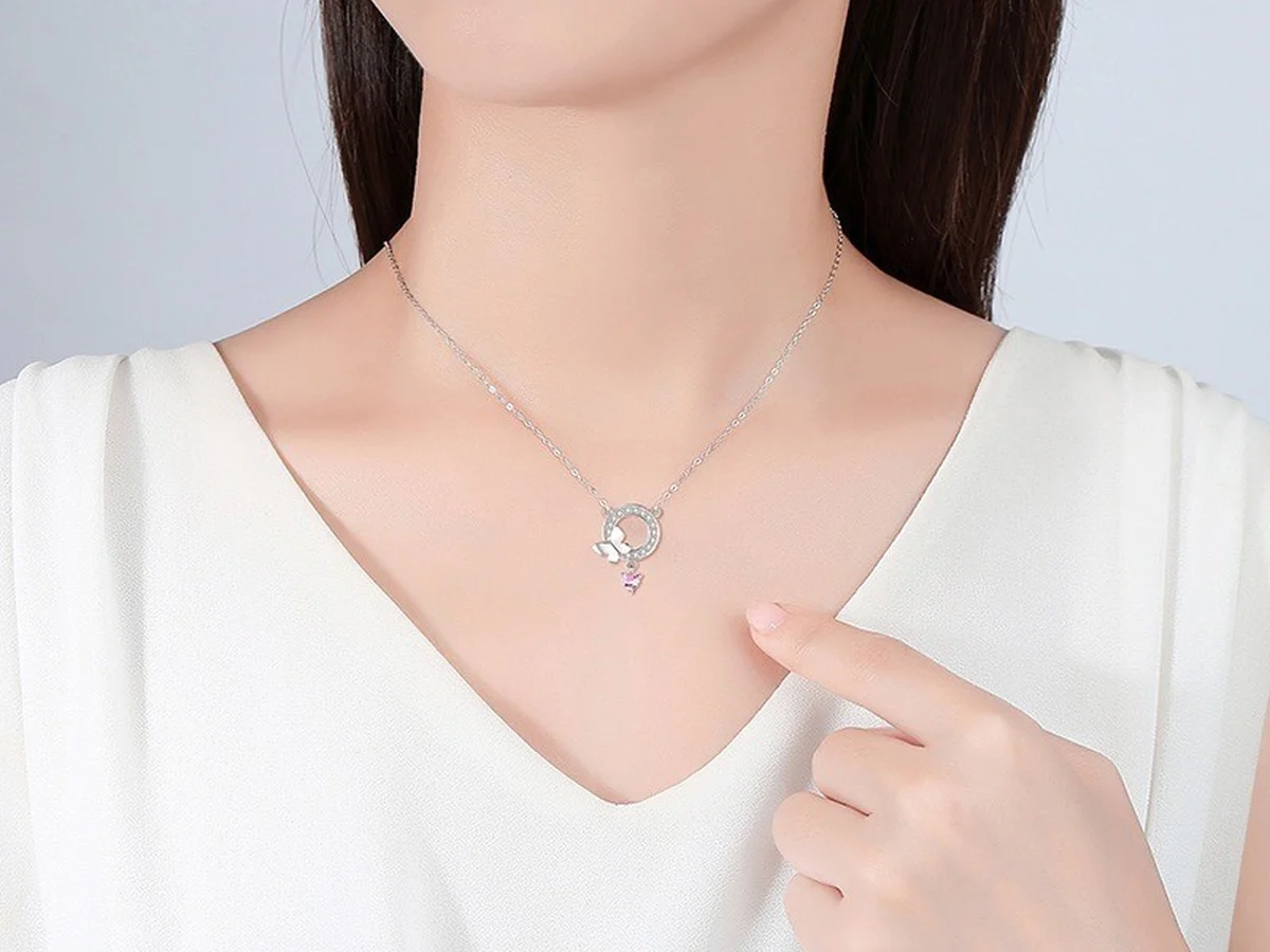 Dây chuyền bạc bướm tròn Asimi Celestial Wings DC55 đeo trên cổ