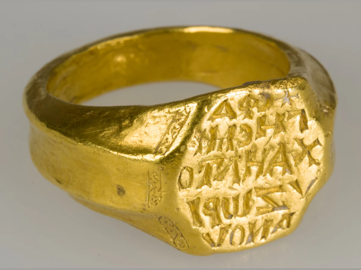 Nhẫn ấn tín bằng vàng thời Byzantine khoảng năm 1300, hiện vật Bảo tàng Metropolitan