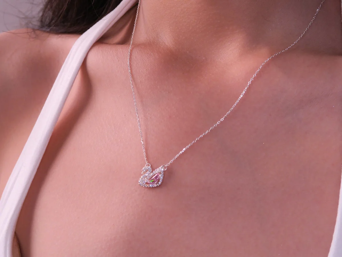 Dây chuyền bạc mặt nhỏ đeo ở cổ, vị trí khác với lắc tay