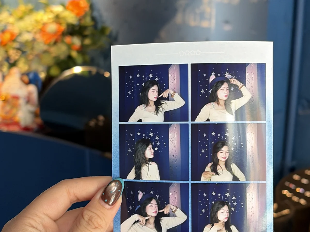 Dải ảnh photobooth Asimi làm kỷ niệm — thứ đọng lại sau món quà tặng người yêu