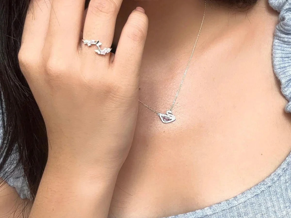 Dây chuyền bạc mặt nhỏ đeo thường ngày cùng một chiếc nhẫn mảnh — kiểu trang sức dễ sống chung với sinh hoạt hằng ngày