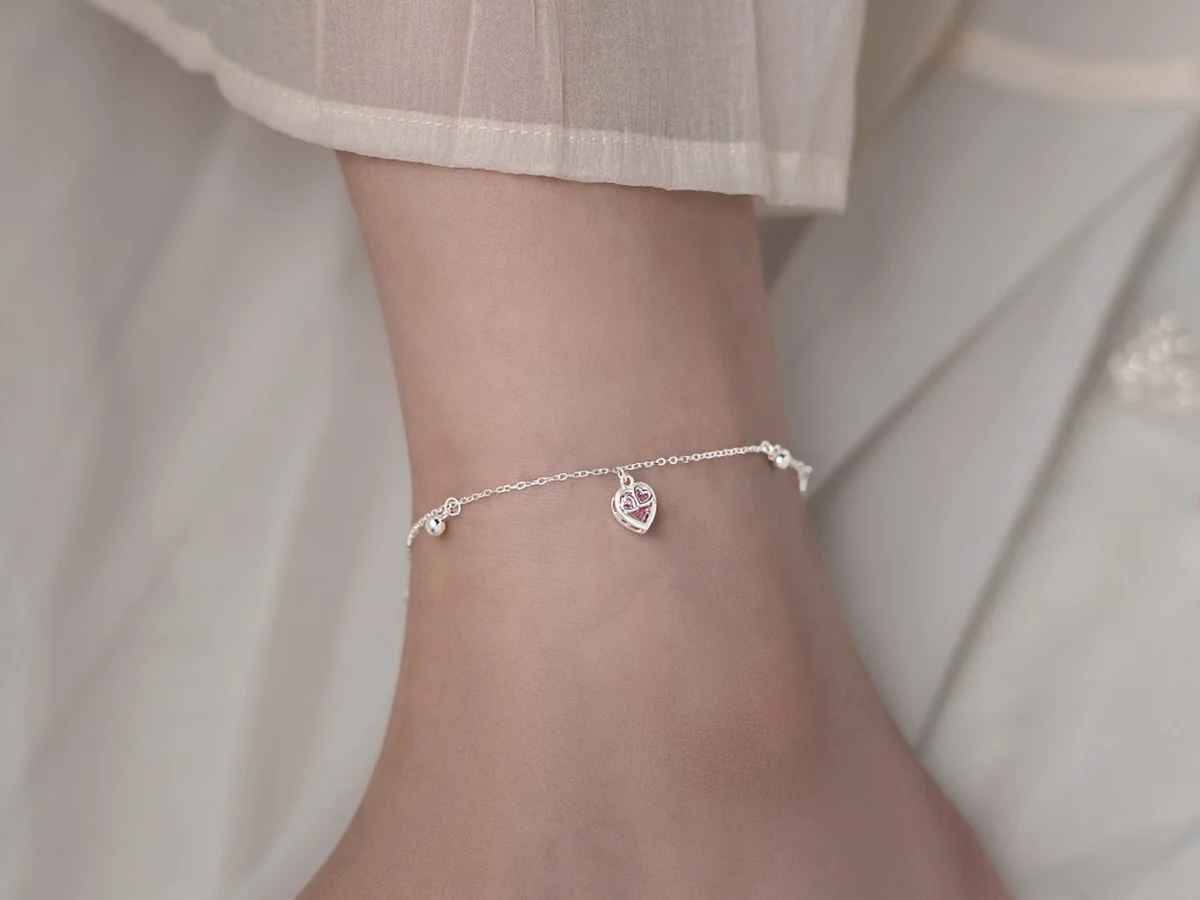 Lắc chân bạc Daisy Róse mã LC14 đeo trên cổ chân — dây xích mảnh điểm mặt tim hồng — nhóm ít người nghĩ tới nên khả năng tặng trùng thấp nhất