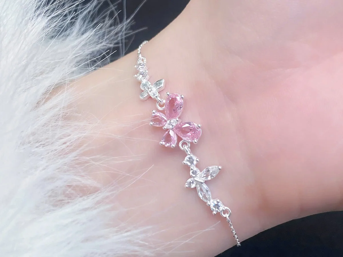 Lắc tay bạc Cánh Hồng Rosé Wings mã LT53 đeo trên cổ tay — mẫu quà 20/10 có sức nặng nhất trong bảng