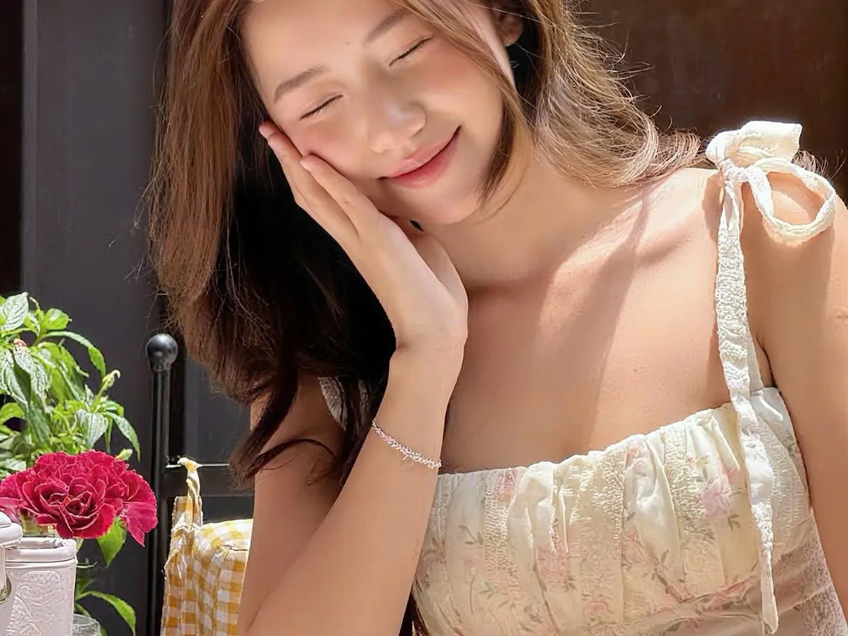 Lắc tay bạc sáng đẹp trên cổ tay