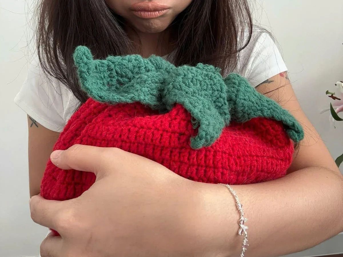 Cô gái mặc áo phông trắng, cổ tay đeo lắc tay bạc Asimi trong ngày thường — món quà kỷ niệm đeo được mỗi ngày