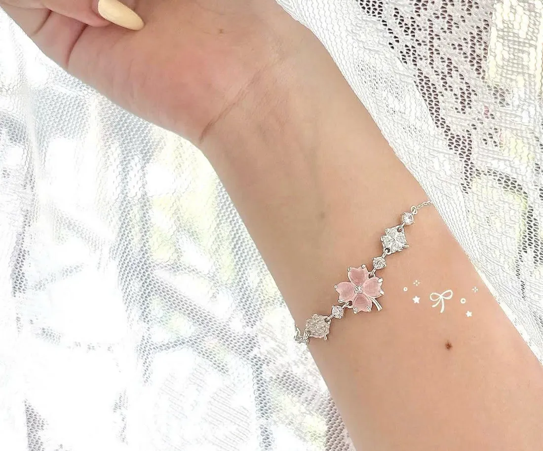 Lắc tay bạc đeo trên cổ tay — quà tặng bạn gái tinh tế