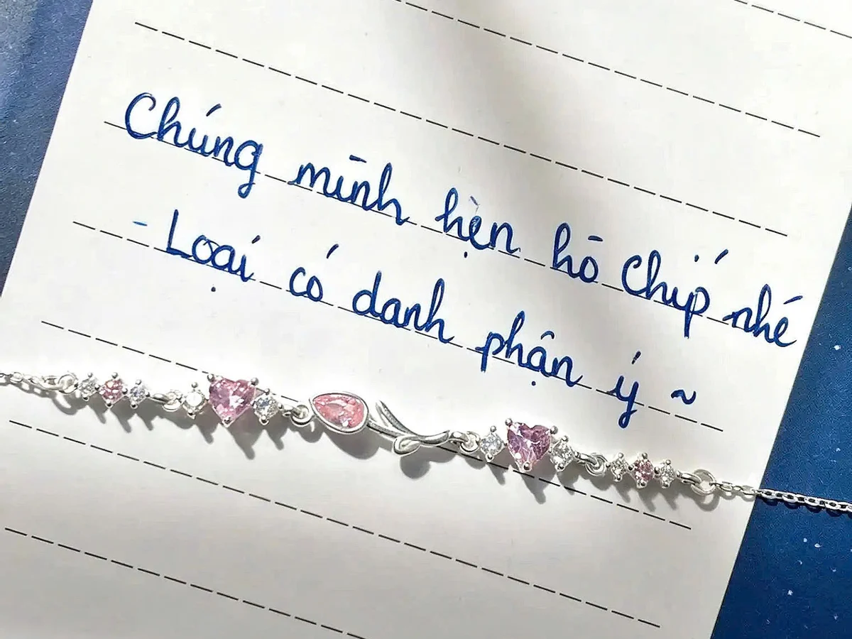 Lắc tay bạc đặt trên tờ giấy viết tay — viết trước ở nhà, đừng đợi tới lúc ngồi ngoài trời