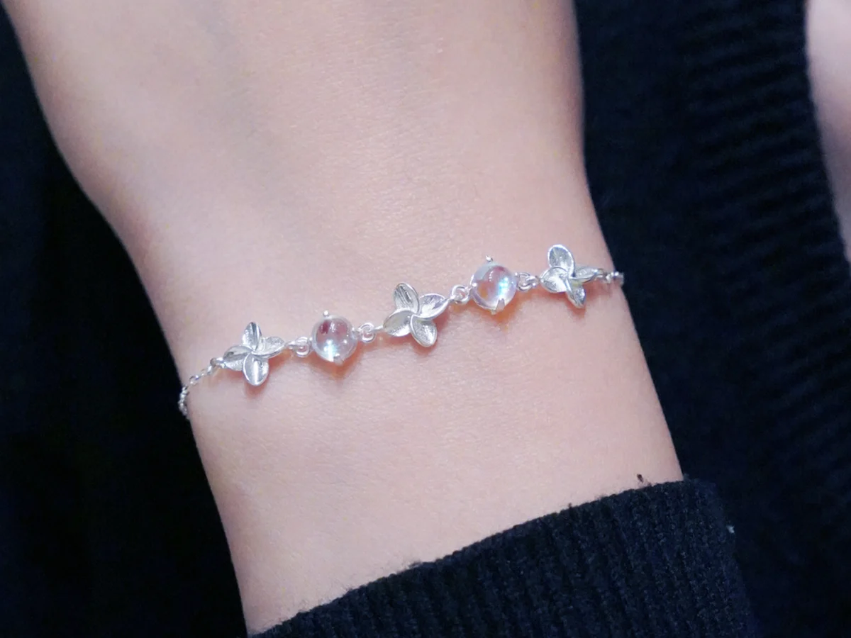 Lắc tay bạc đính đá moonstone đeo trên cổ tay