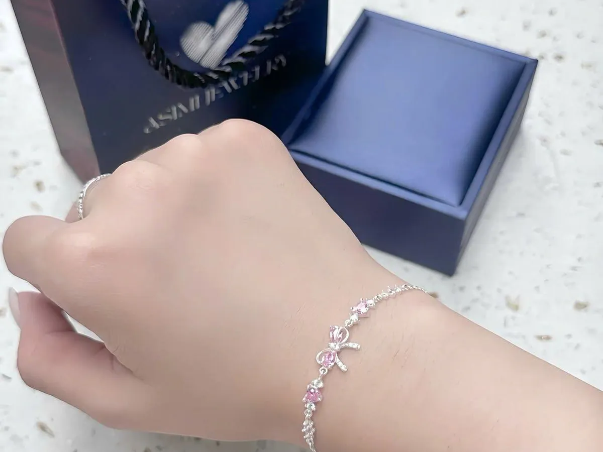 Lắc tay bạc Asimi trên cổ tay người yêu — món quà Thất Tịch đeo được mỗi ngày
