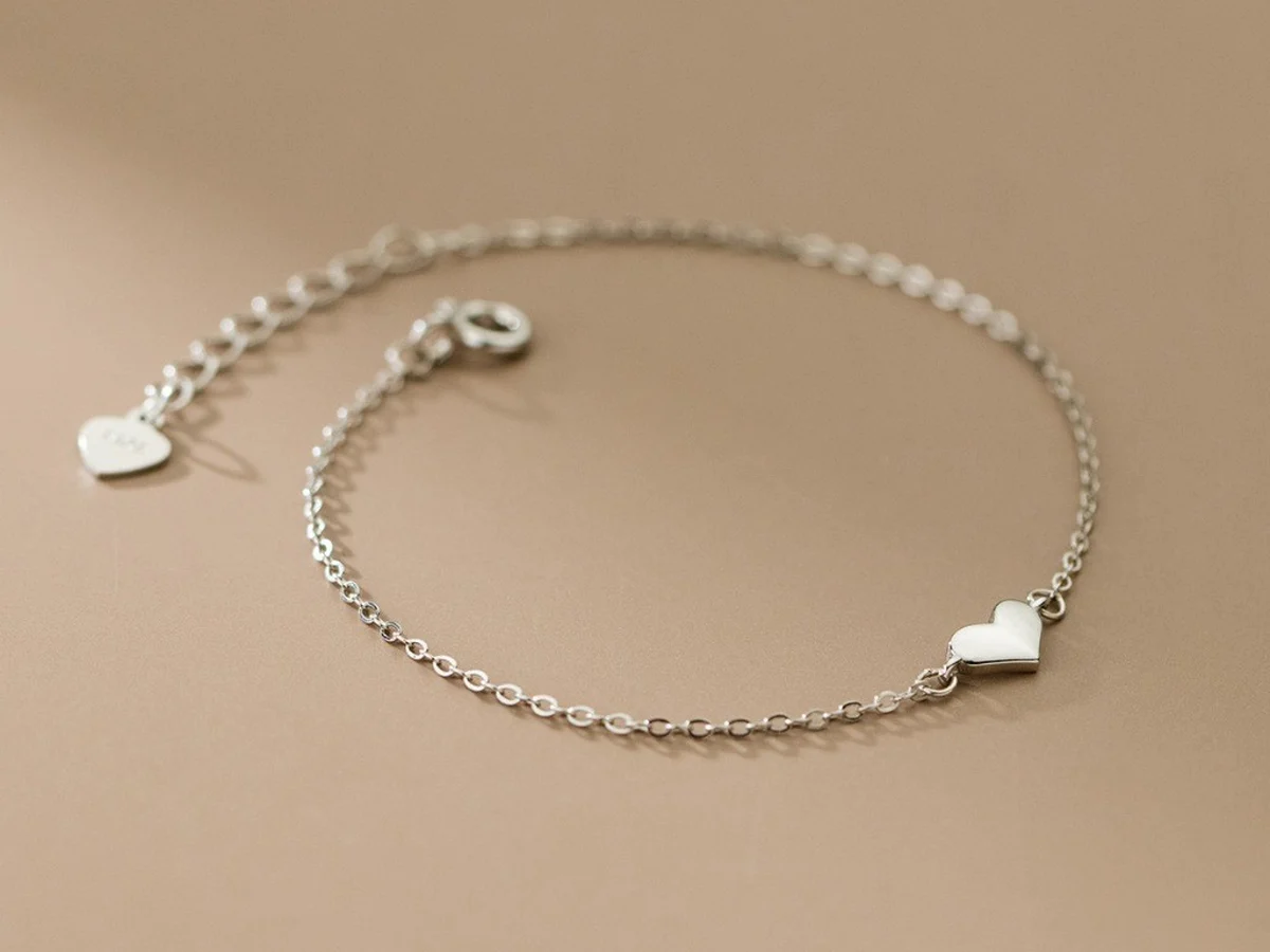 Lắc tay bạc nữ S925 Triple Heart LT13 với mặt trái tim phẳng nằm giữa sợi dây bạc mảnh