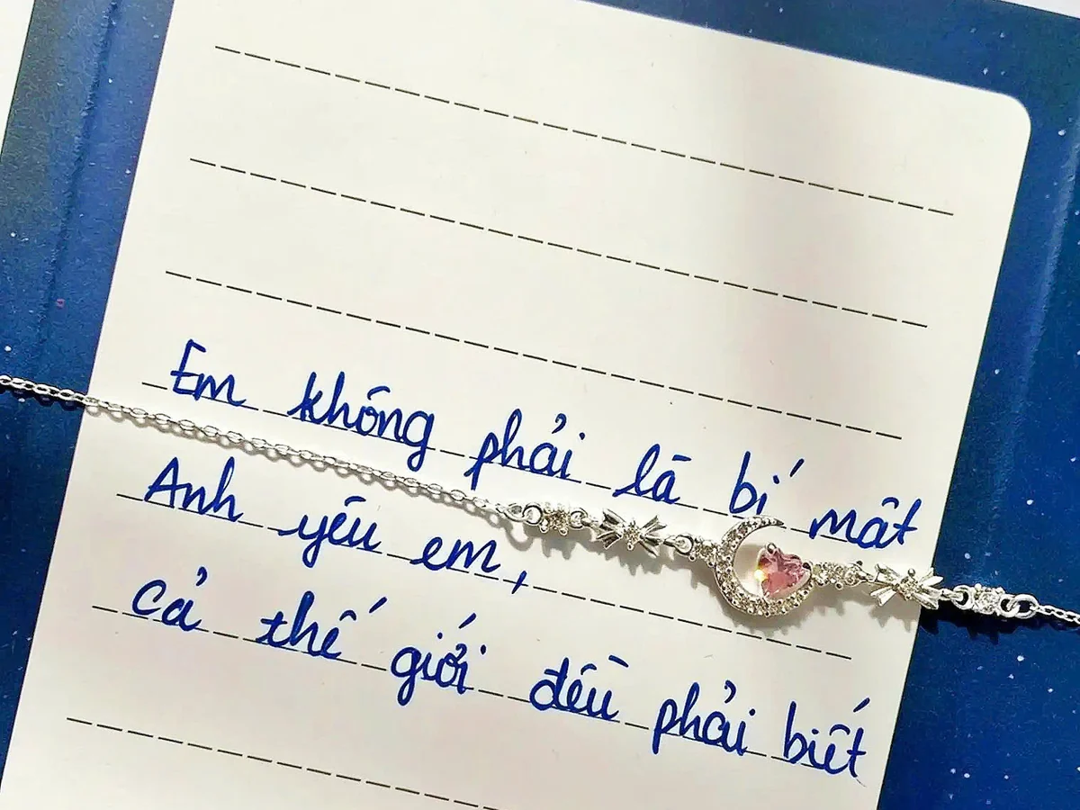 Lời nhắn dễ thương tặng người yêu viết tay bên lắc tay bạc trái tim Asimi