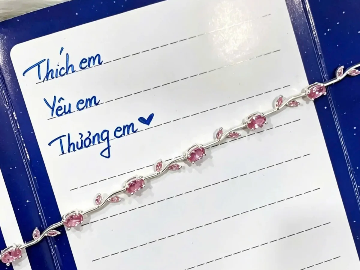 Lời nhắn ngắn tặng người yêu viết tay cạnh lắc tay bạc — thích em, yêu em, thương em
