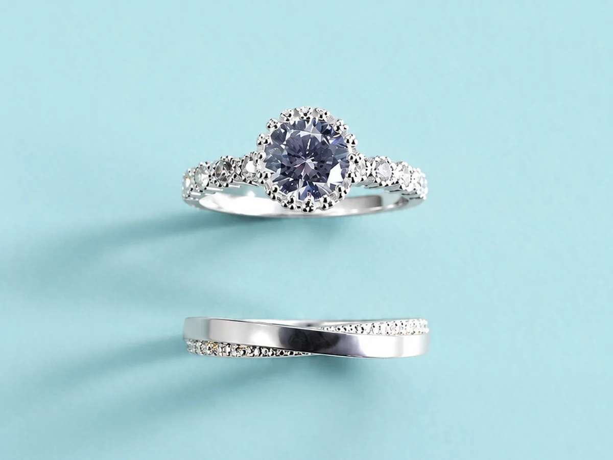 Hai dáng nhẫn bạc: một mặt đá nổi và một bản mảnh, so sánh độ phô của bề mặt