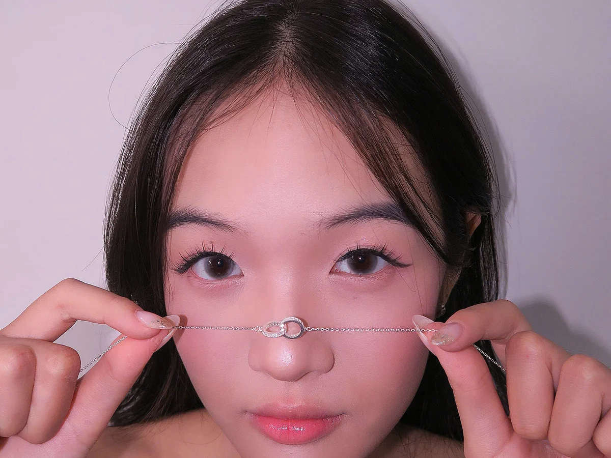 Cầm thử sợi dây chuyền bạc mảnh lên soi trước khi quyết chọn