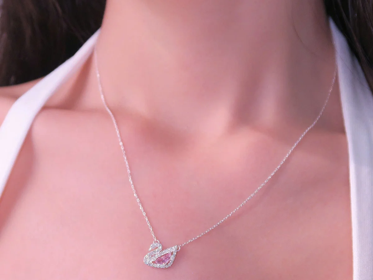 Dây chuyền bạc mặt nhỏ buông trước ngực khi cổ áo mở