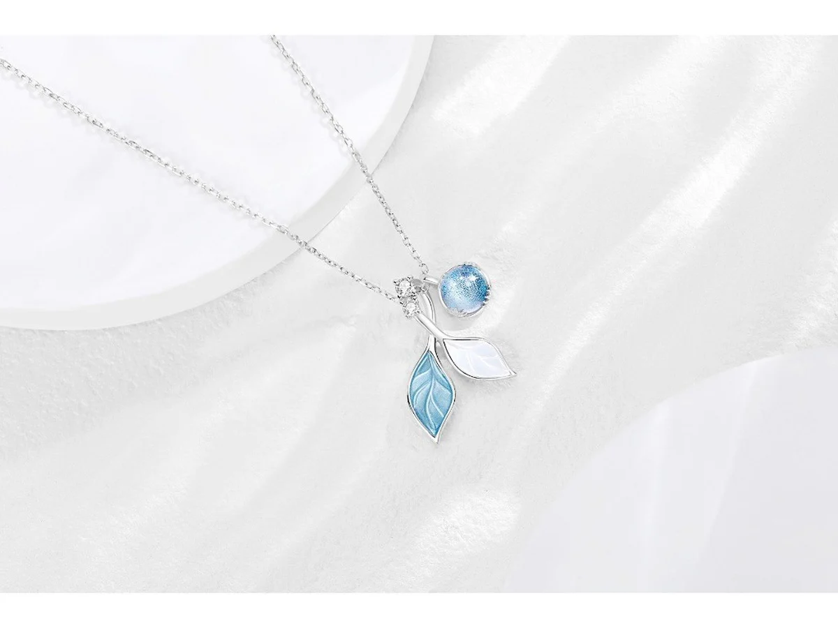 Mặt dây chuyền hình chiếc lá bạc S925 Asimi DC58 — một lá xanh một lá trắng mọc trên cùng một cành, kèm viên đá xanh hình bầu dục