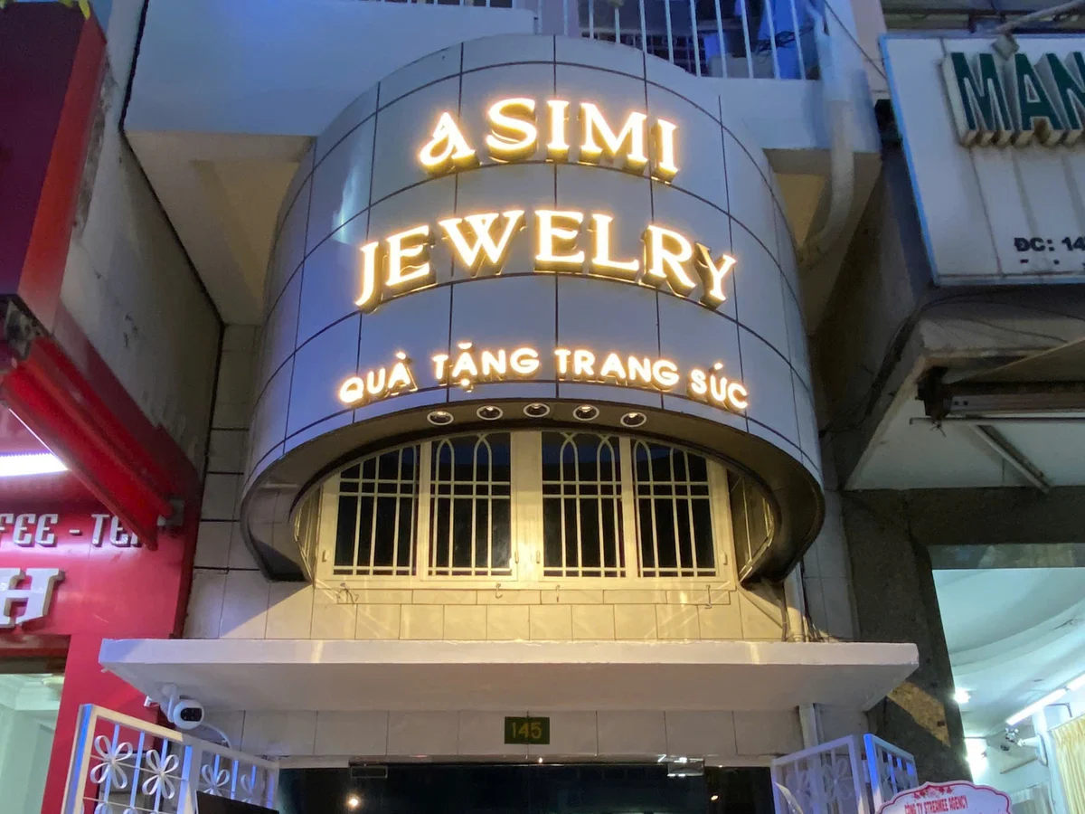 Mặt tiền cửa hàng trang sức bạc Asimi Jewelry tại 145 Hoàng Diệu, Quận 4 — điểm đến quen thuộc của khách từ Quận 7 qua cầu Kênh Tẻ