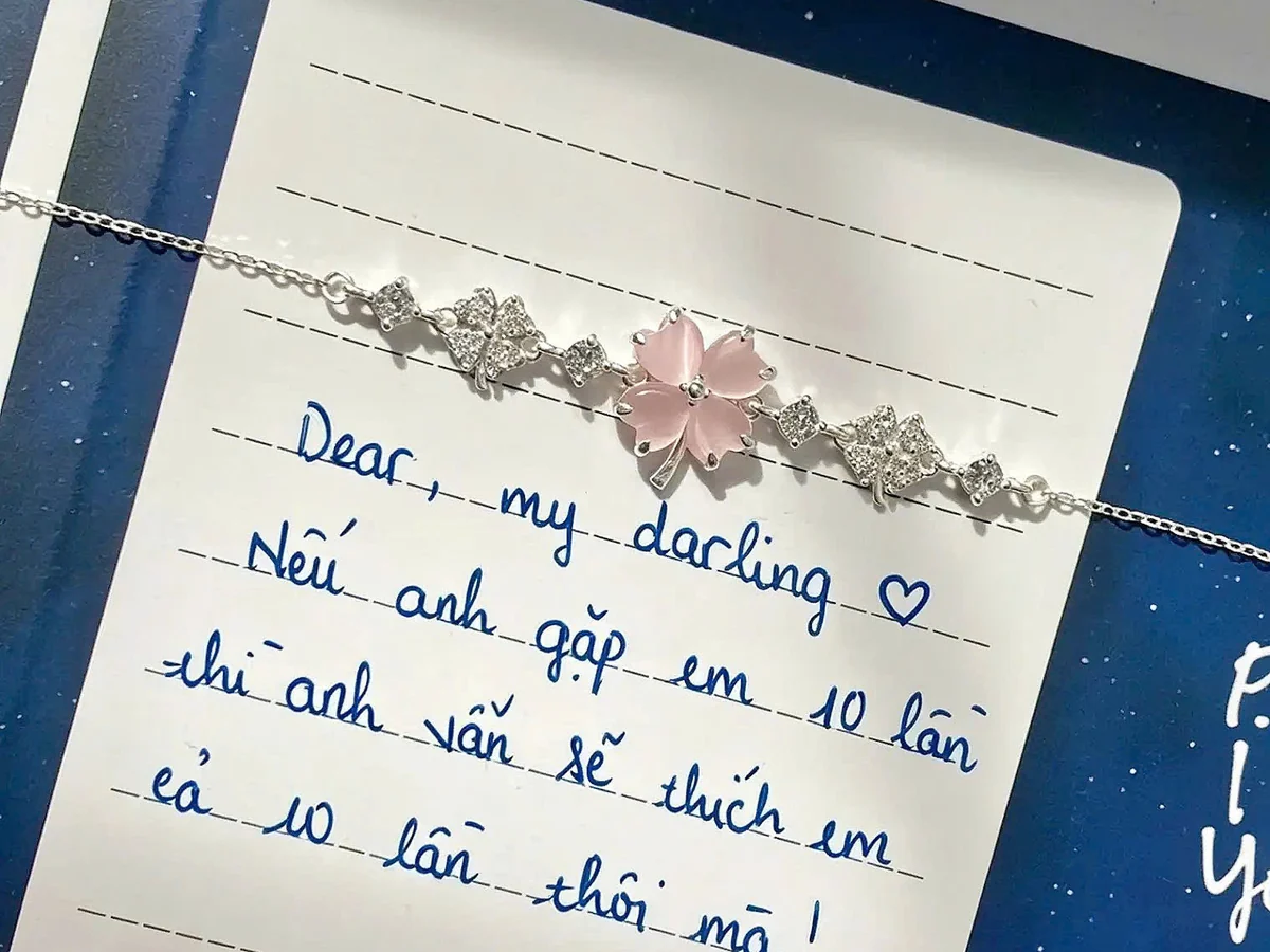Mẫu thư tay tặng người yêu viết tay bên lắc tay bạc cỏ 4 lá Asimi