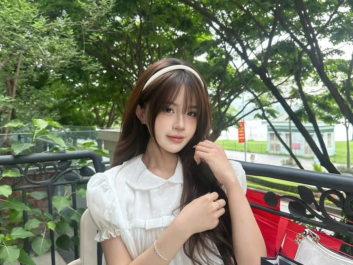 Nàng đeo món quà đi chơi mỗi ngày — phán quyết thật sự về món quà bạn tặng