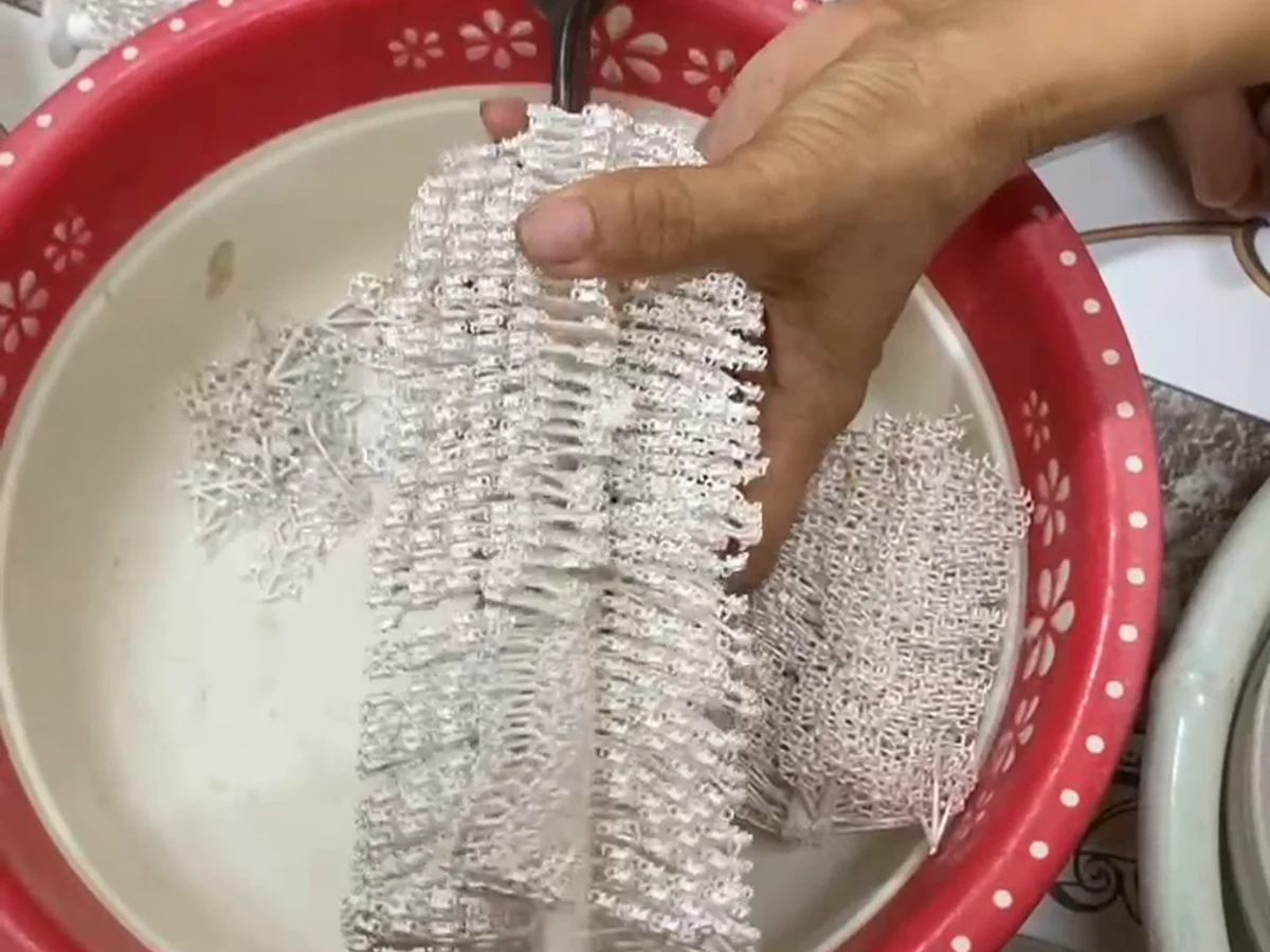 Rửa cây đúc bạc sau khi ra khuôn trong xưởng thủ công