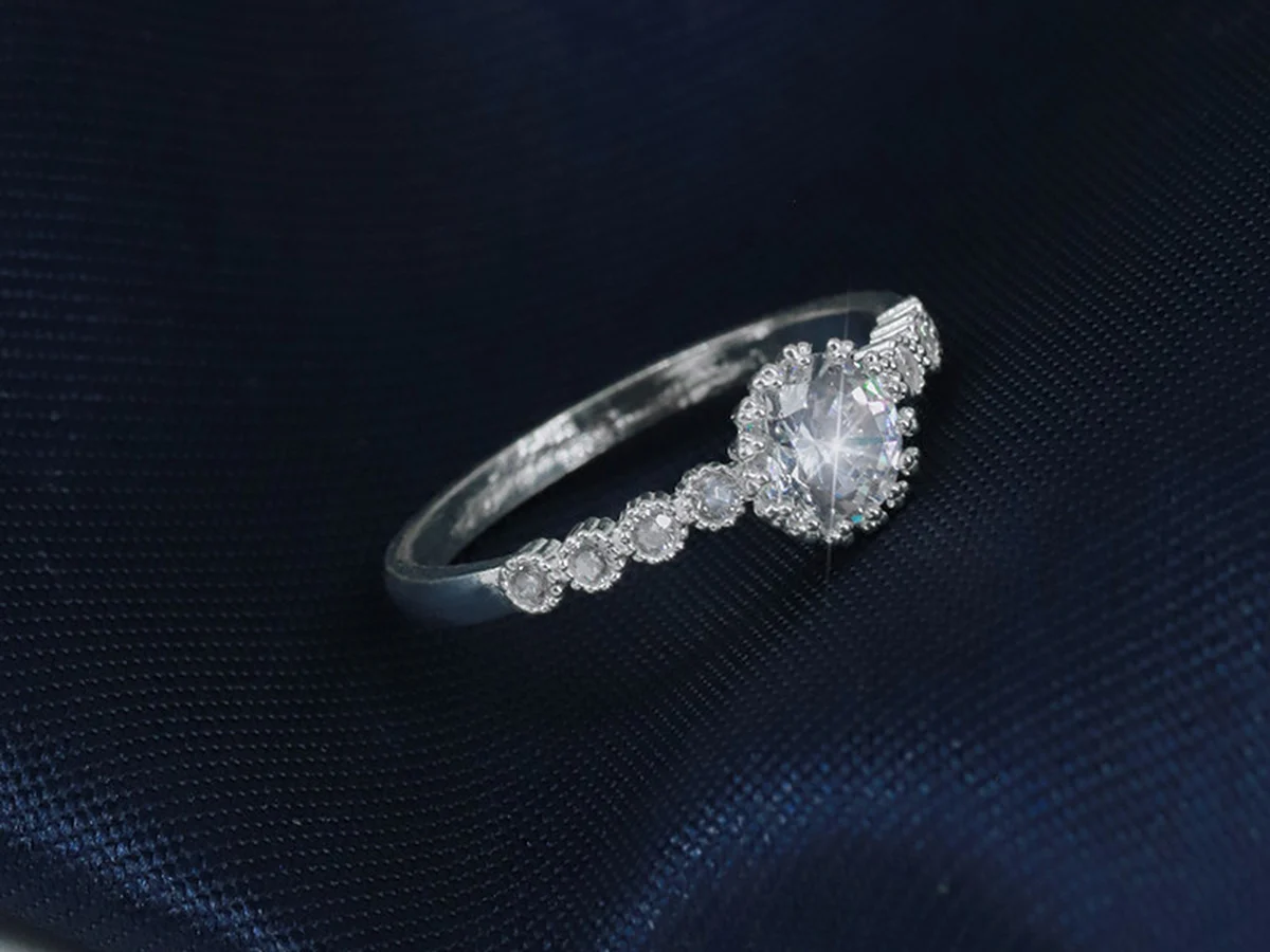 Nhẫn bạc Asimi NA12 Sunflower Ring có đá chủ 5 ly nổi bật giữa thân nhẫn