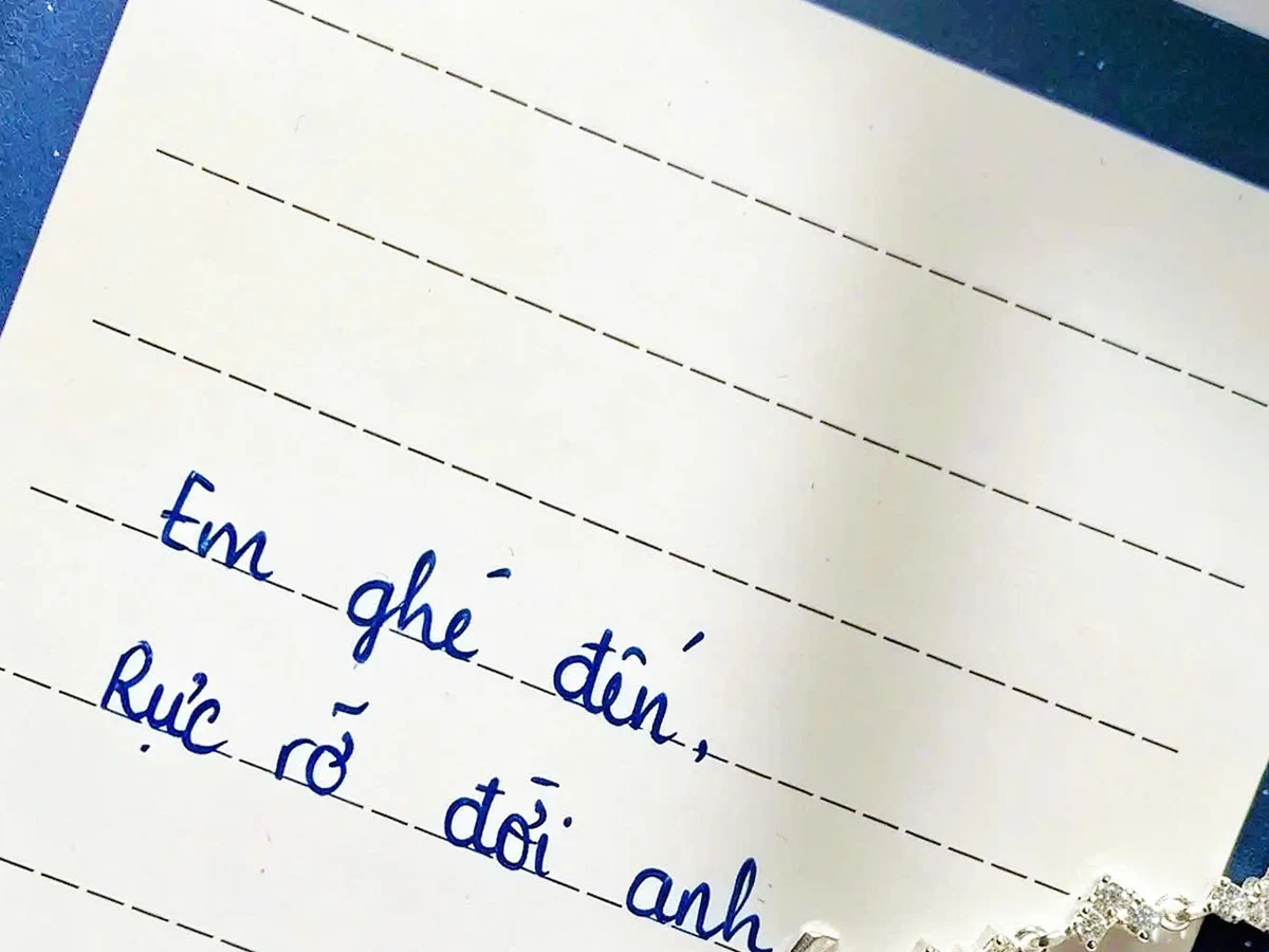 Lời nhắn viết tay đặt kèm món quà — nơi đặt lý do bạn chọn nó