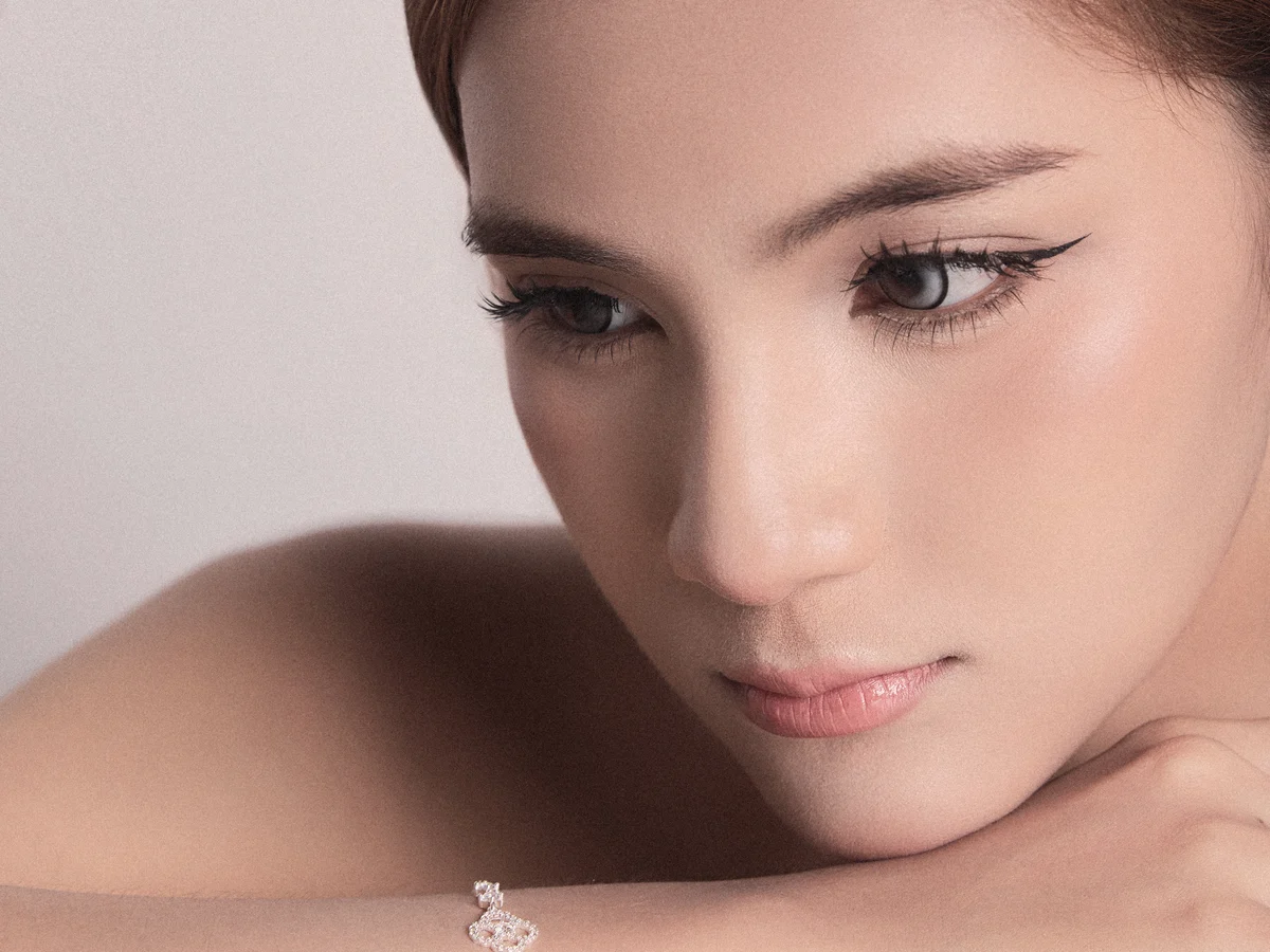 Mẫu đeo lắc tay bạc Asimi với tông cổ điển, gợi ý cho bạn gái thích phim cổ trang