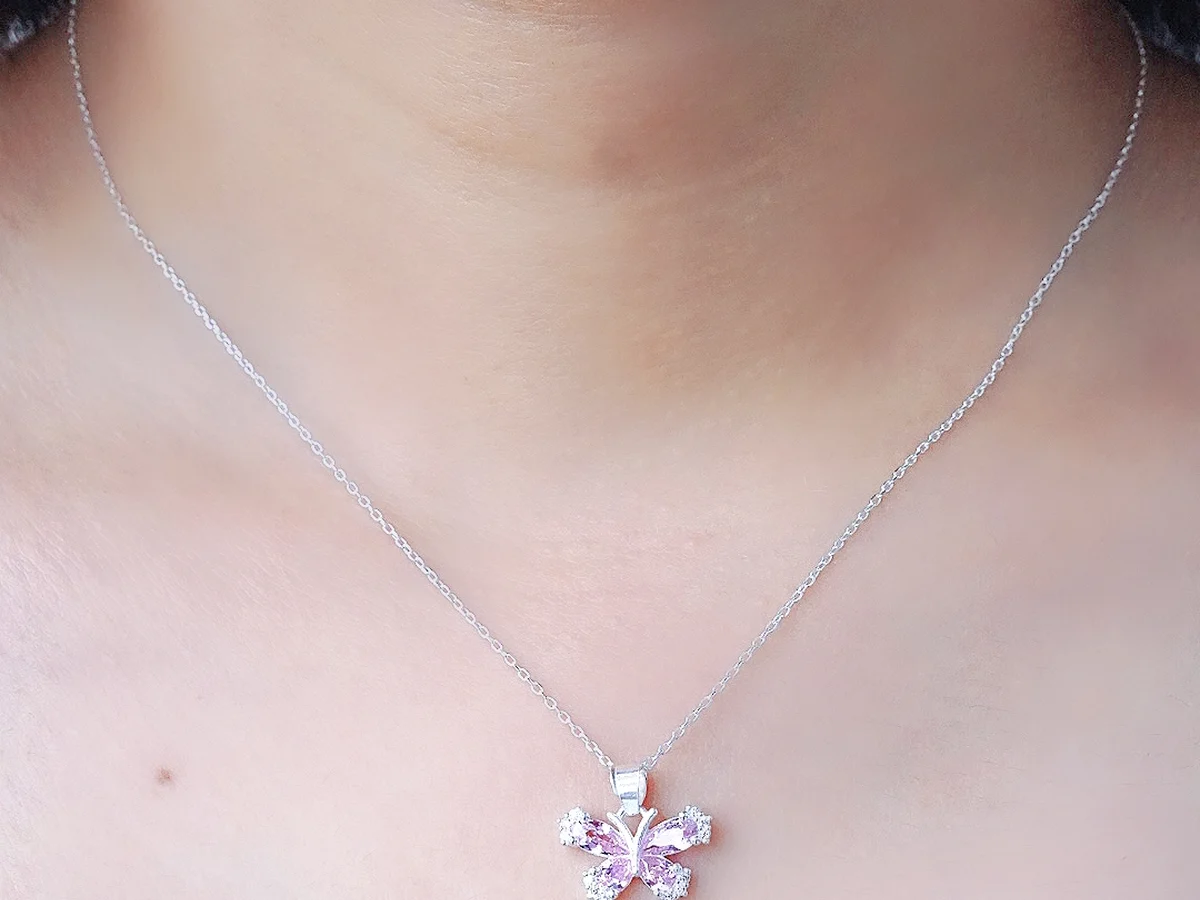 Dây chuyền bạc mặt nhỏ — kiểu trang sức an toàn để tặng bạn gái mới quen