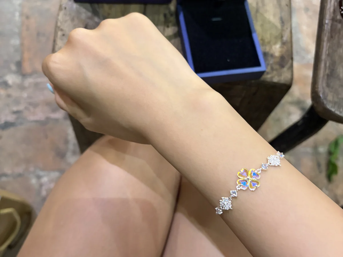 Lắc tay bạc đeo trên cổ tay, hộp quà Asimi mở sẵn phía sau