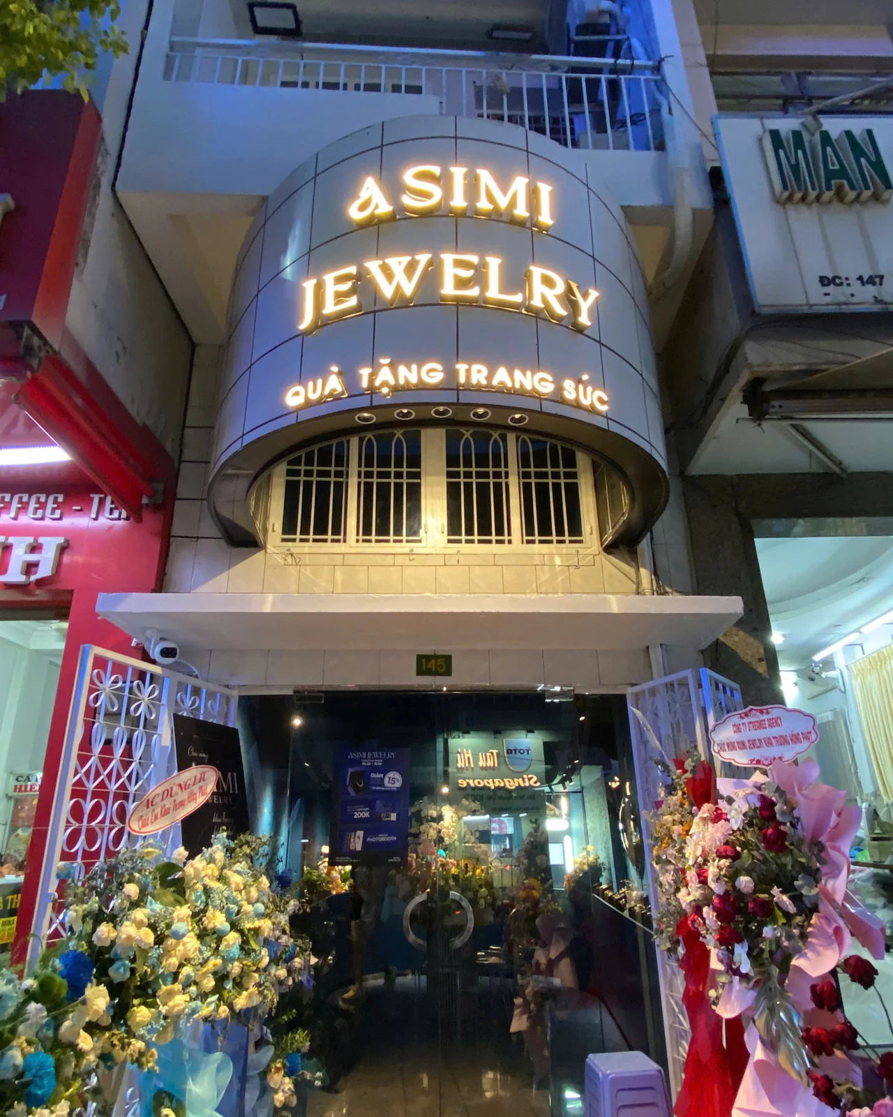 Mặt tiền cửa hàng Asimi Jewelry tại Quận 4 buổi tối
